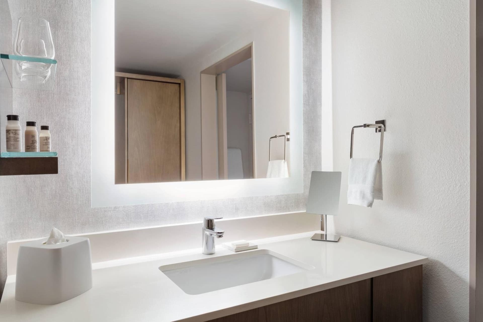 Delta Hotels by Marriott™ Virginia Beach Waterfront Suites gallery photo in Virginia Beach, VA — image 37