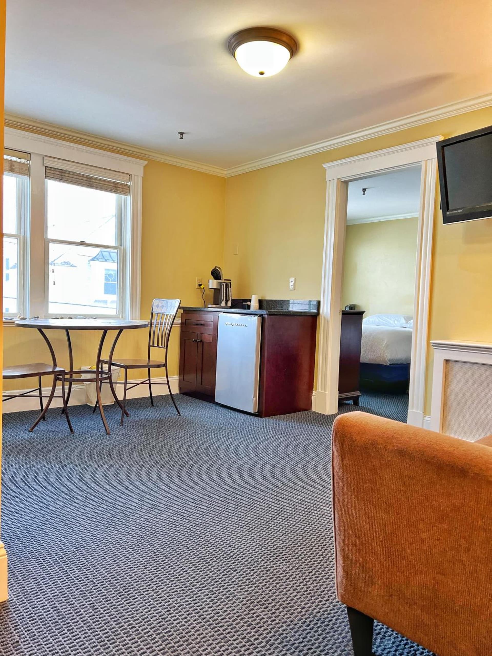 Winthrop Arms Hotel Restaurant Logan Airport interior in Winthrop — gallery photo 2