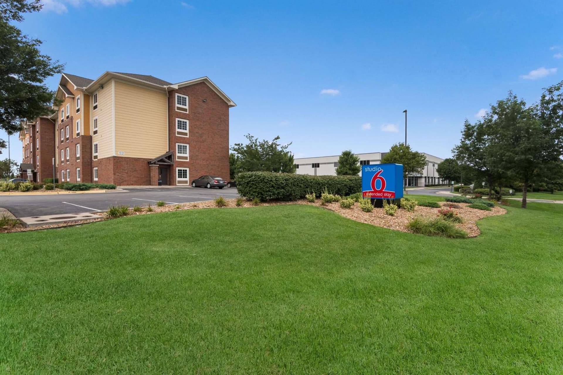 Studio 6 Lenexa - Overland Park interior in Lenexa, KS — gallery photo 2