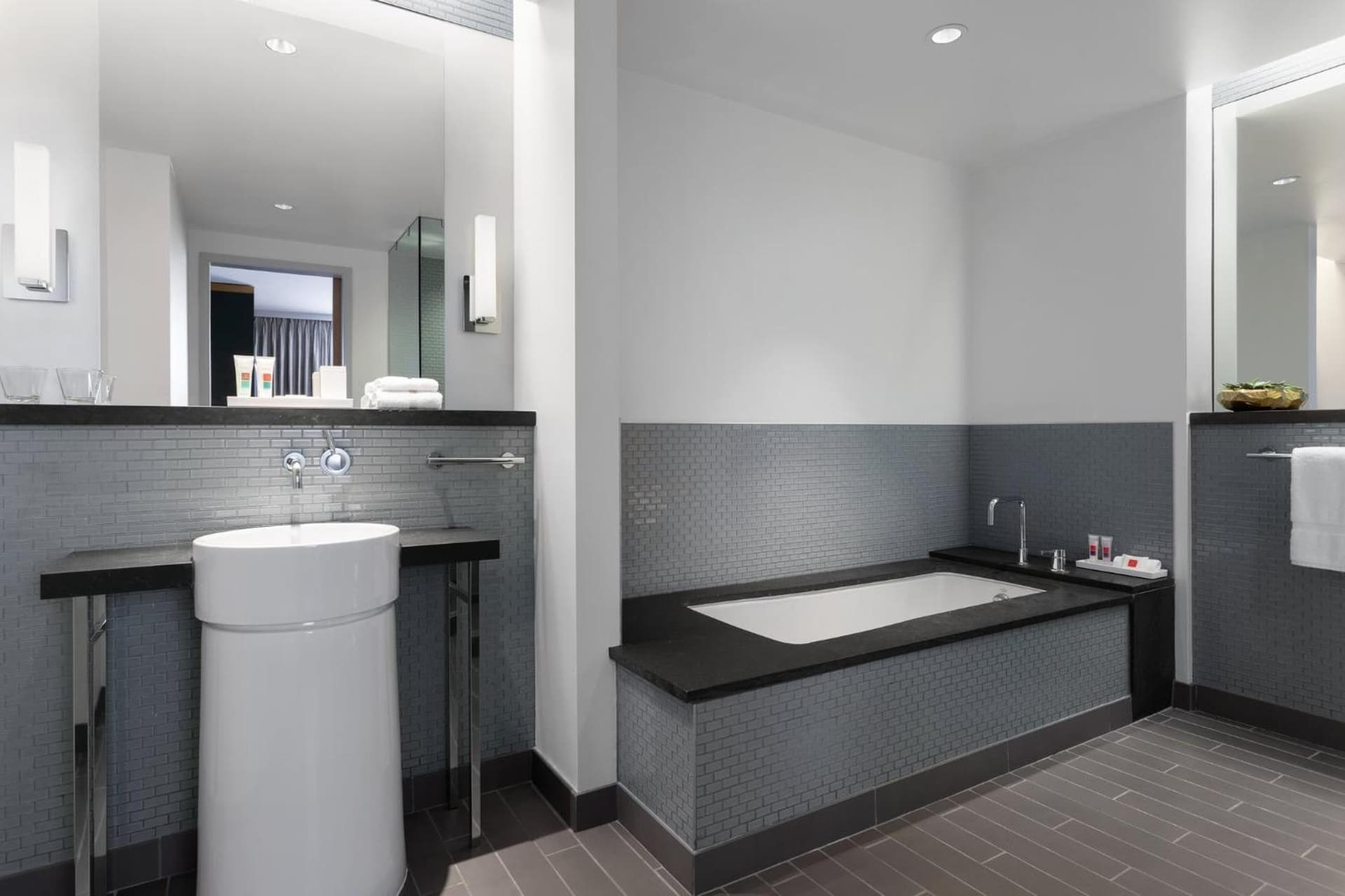 Loews Chicago O'Hare Hotel gallery photo in Rosemont, IL — image 81