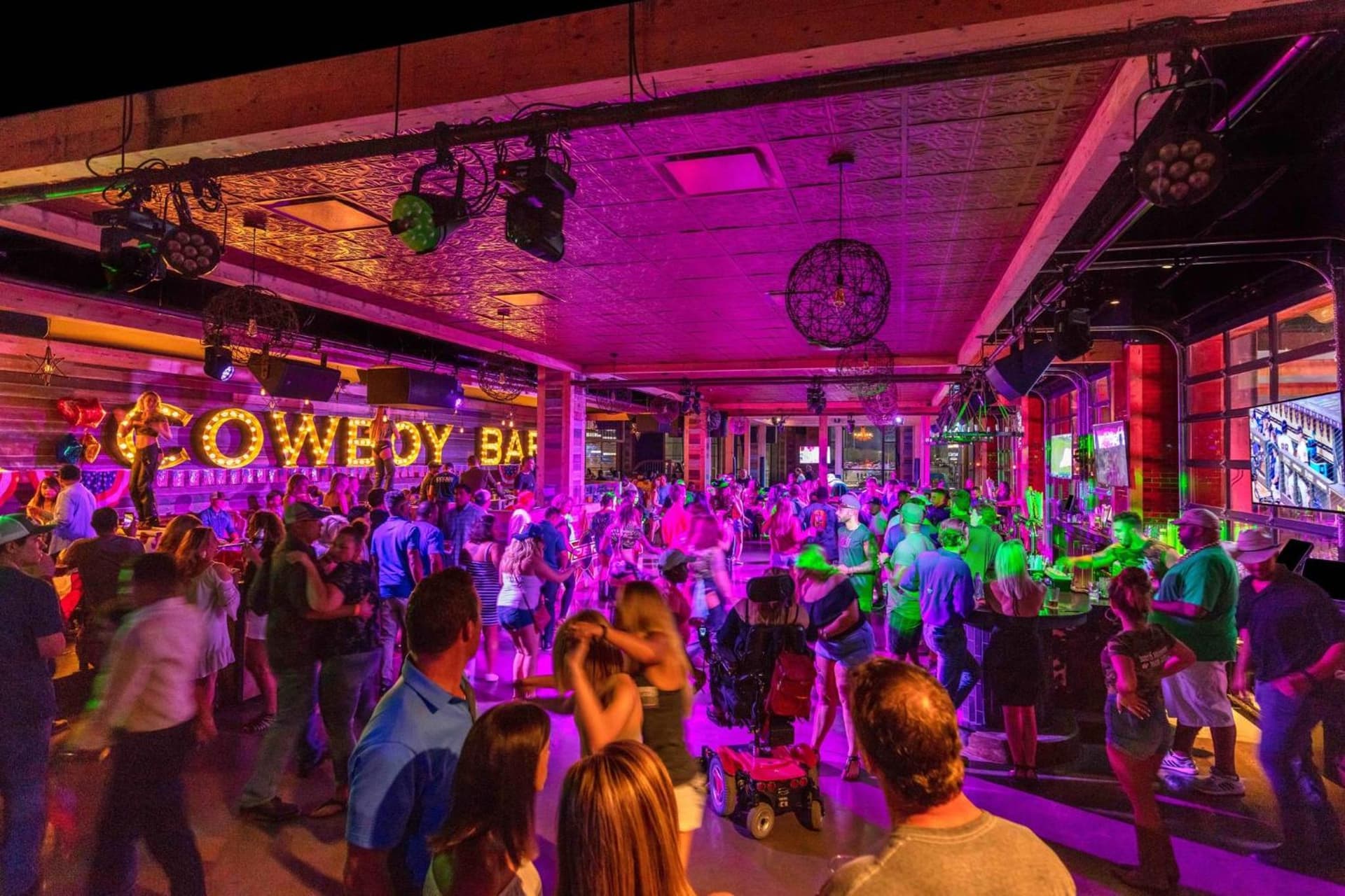 Live! by Loews - Arlington, TX gallery photo in Arlington, TX — image 32