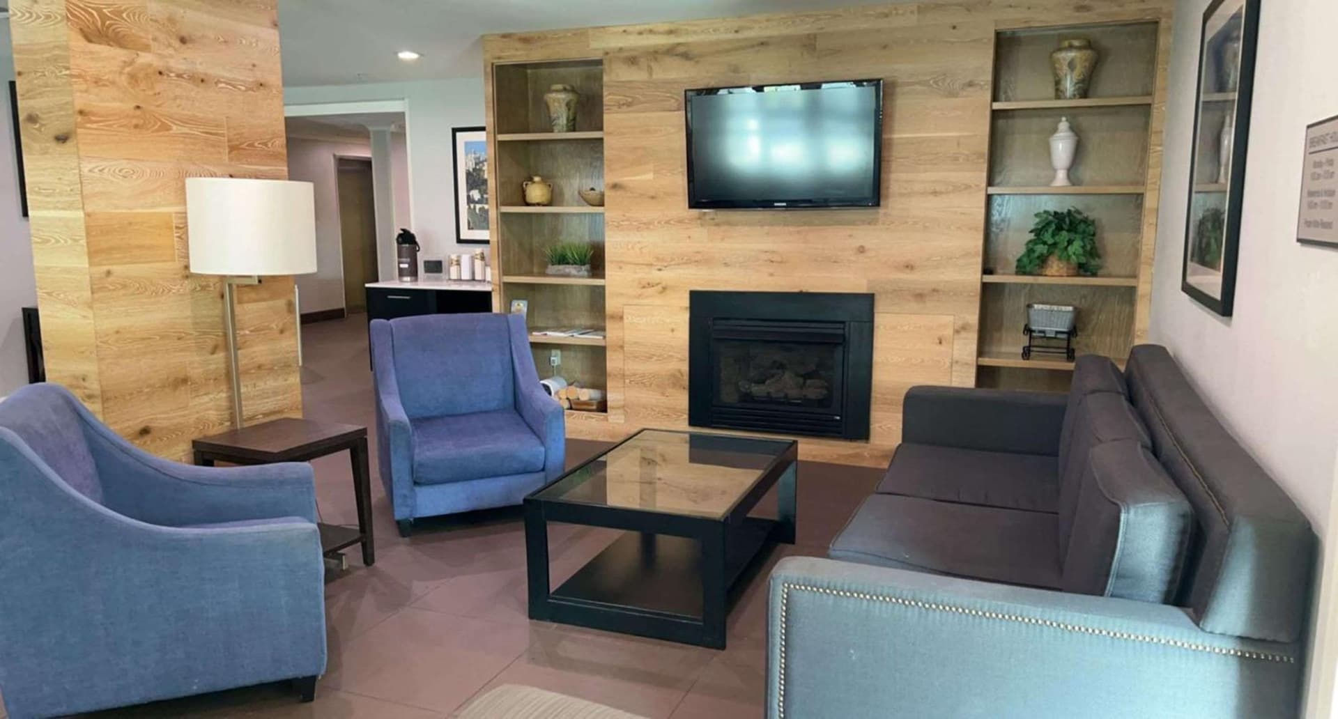 Hotel Flamingo Inn & Suites Vero Beach I-95 interior in Vero Beach, FL — gallery photo 2