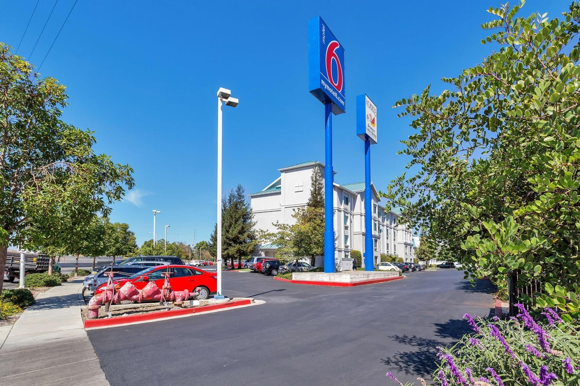 Motel 6-Belmont, CA - San Francisco - Redwood City featured exterior or lobby in Belmont, CA — similar hotel
