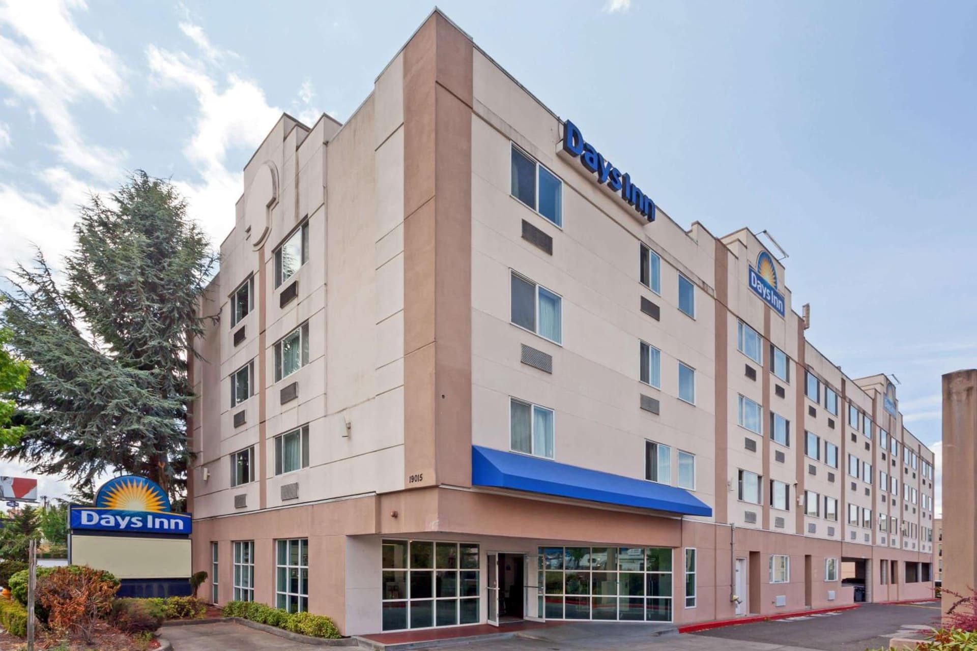 Days Inn by Wyndham Seatac Airport interior in SeaTac, WA — gallery photo 2