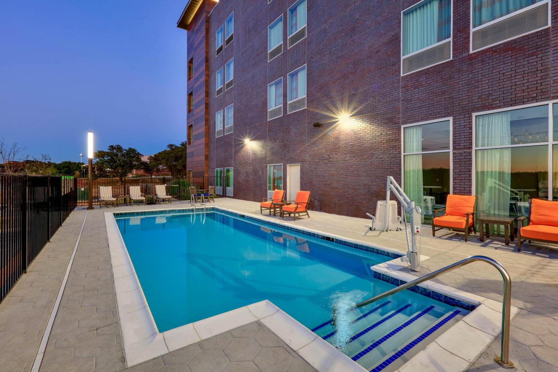 La Quinta Inn & Suites by Wyndham Lakeway gallery photo in Lakeway, TX — image 7