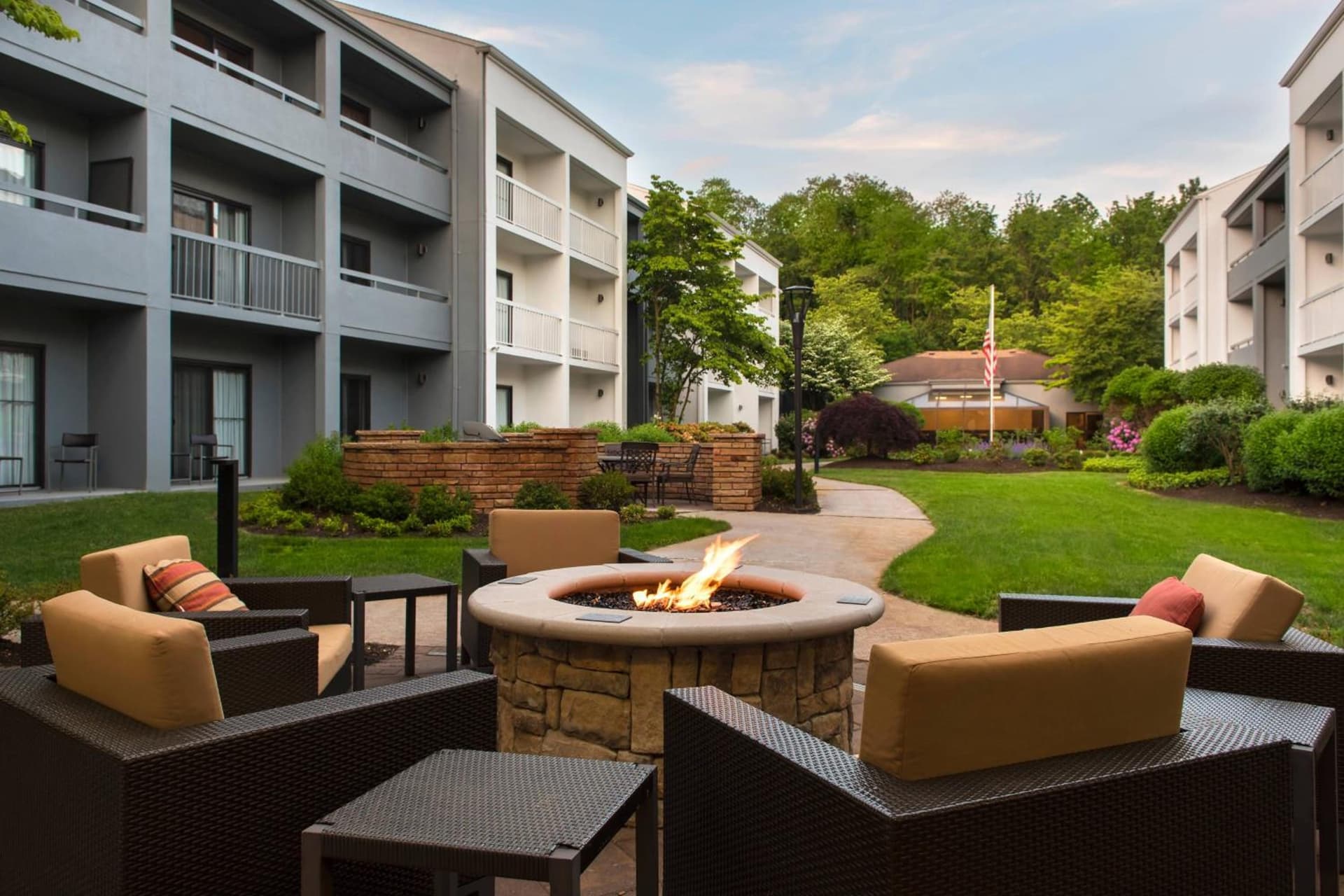 Courtyard by Marriott Lincroft Red Bank interior in Red Bank, NJ — gallery photo 2