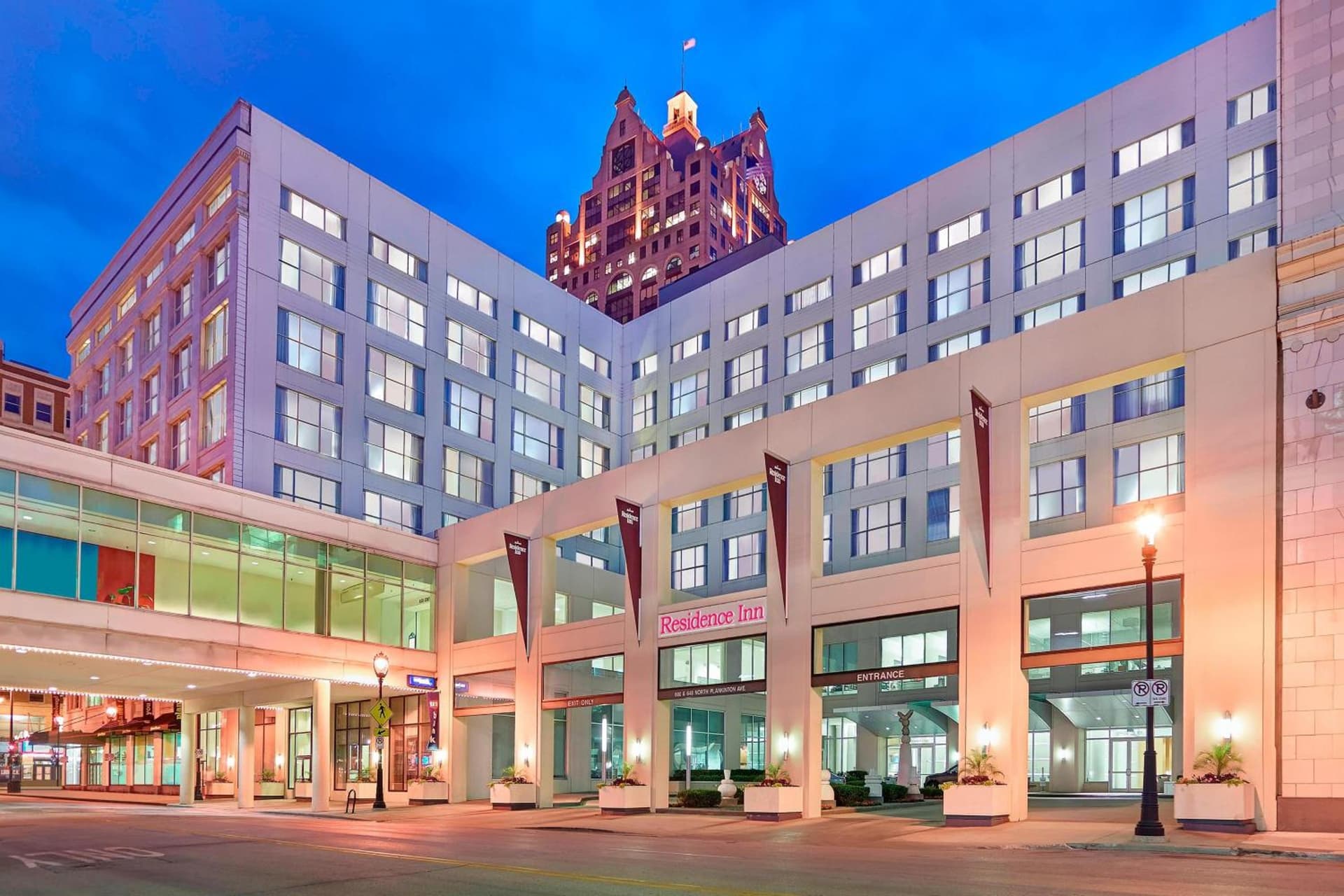 Residence Inn Milwaukee Downtown interior in Milwaukee, WI — gallery photo 2