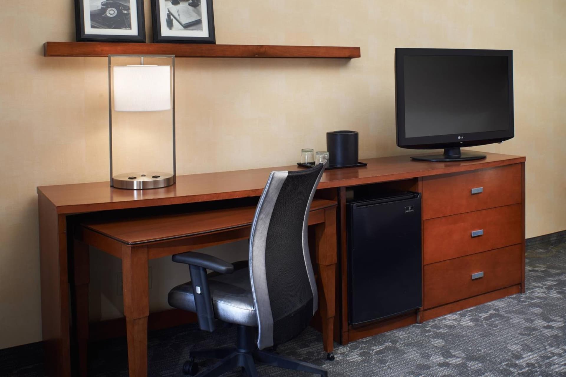 Courtyard by Marriott Detroit Dearborn interior in Dearborn, MI — gallery photo 2