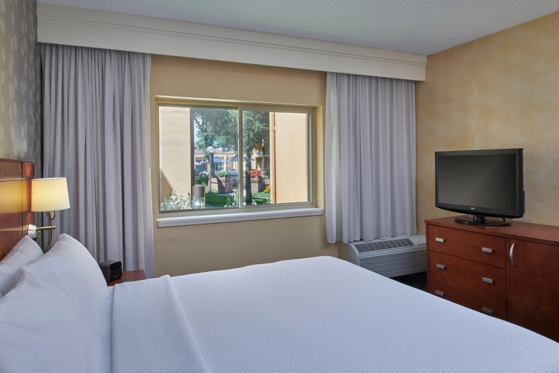 Courtyard by Marriott Detroit Dearborn gallery photo in Dearborn, MI — image 9