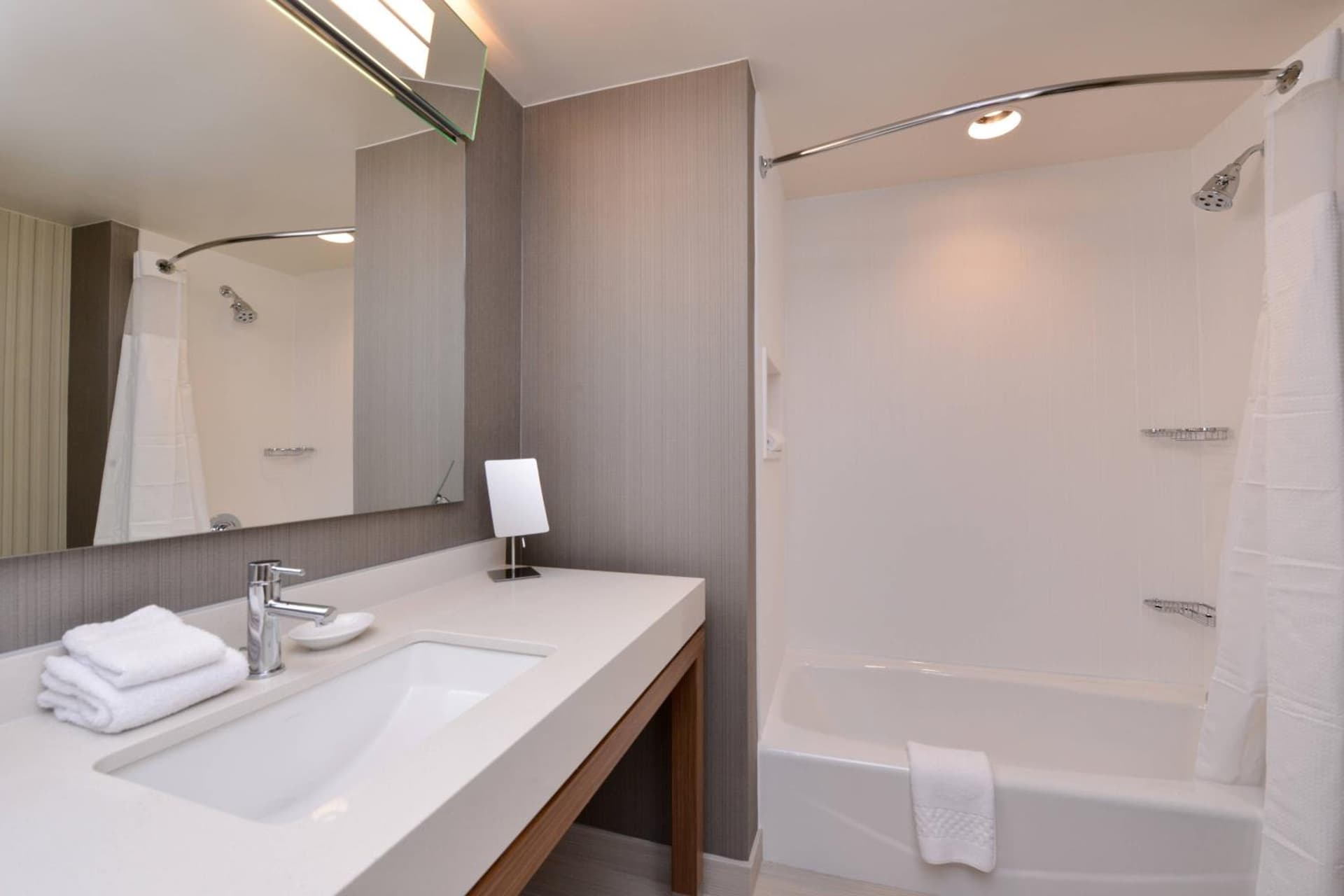 Courtyard by Marriott Toledo North gallery photo in Toledo, OH — image 8