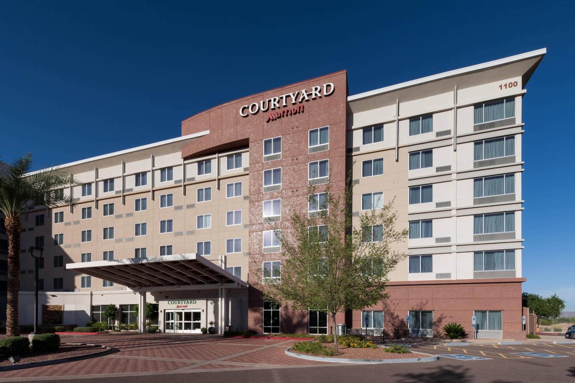 Courtyard Phoenix Chandler/Fashion Center interior in Chandler, AZ — gallery photo 2