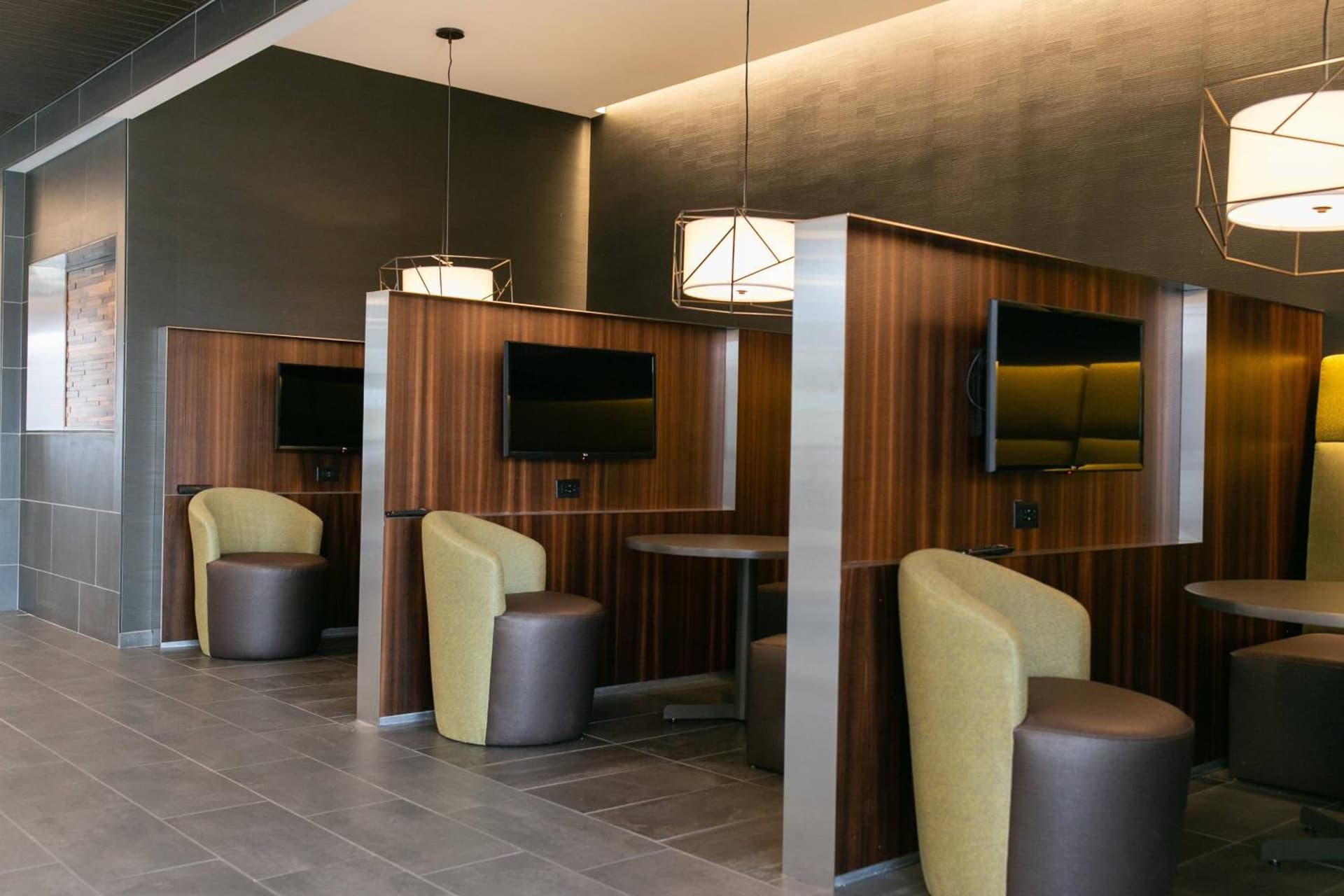 Courtyard by Marriott Elkhart interior in Elkhart, IN — gallery photo 2