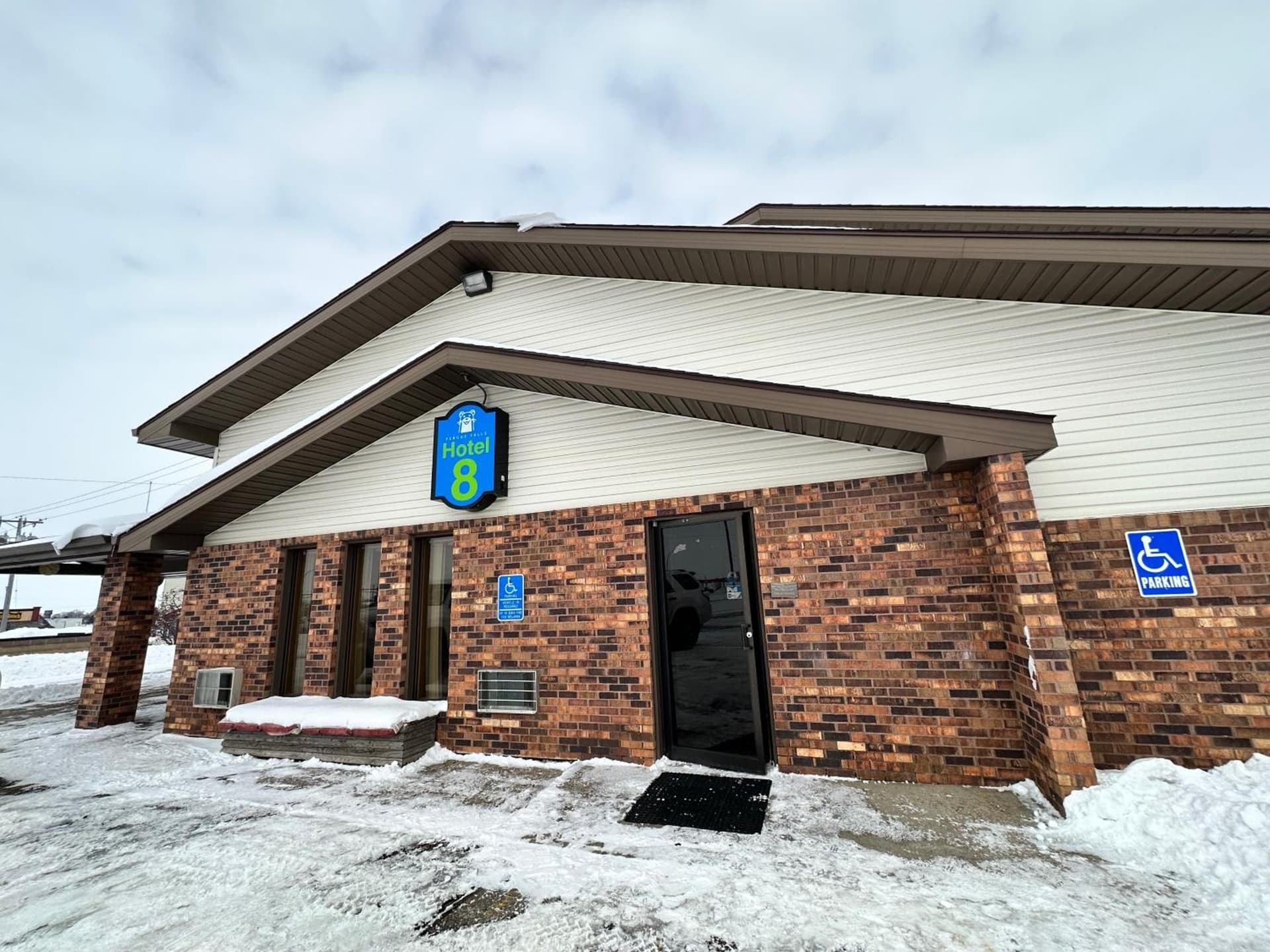 Hotel 8 property views in Fergus Falls, MN — gallery photo 3