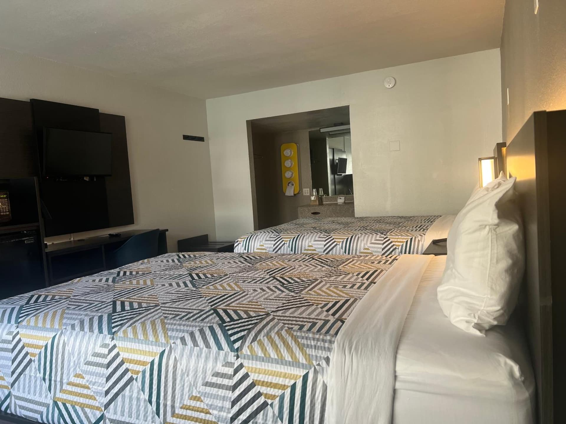 Motel 6 Glendale Phoenix interior in Glendale, AZ — gallery photo 2