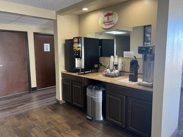 Super 8 Belen interior in Belen, NM — gallery photo 2