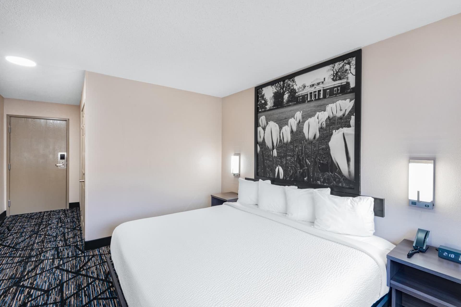 Super 8 by Wyndham Charlottesville gallery photo in Charlottesville, VA — image 6