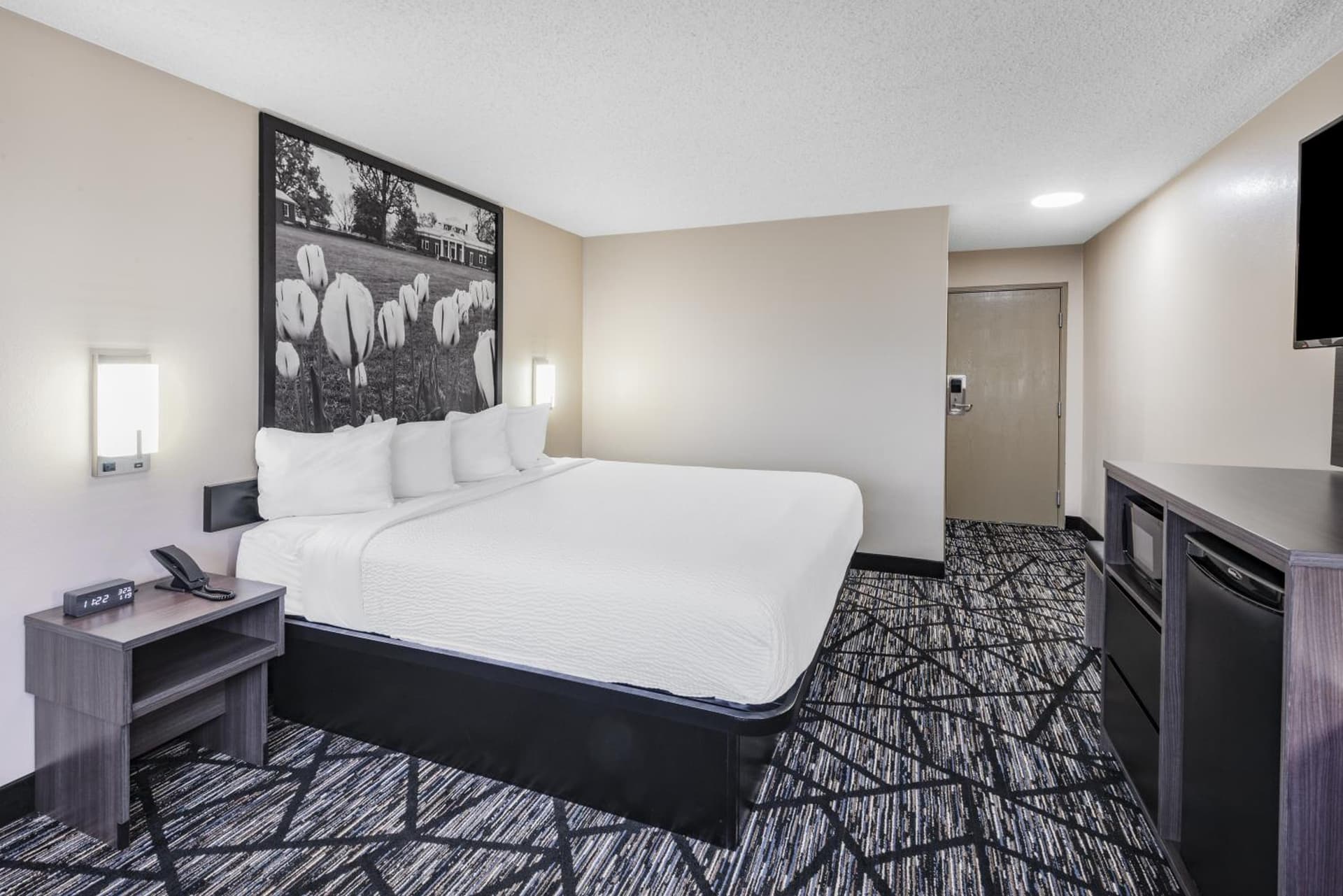 Super 8 by Wyndham Charlottesville property views in Charlottesville, VA — gallery photo 3