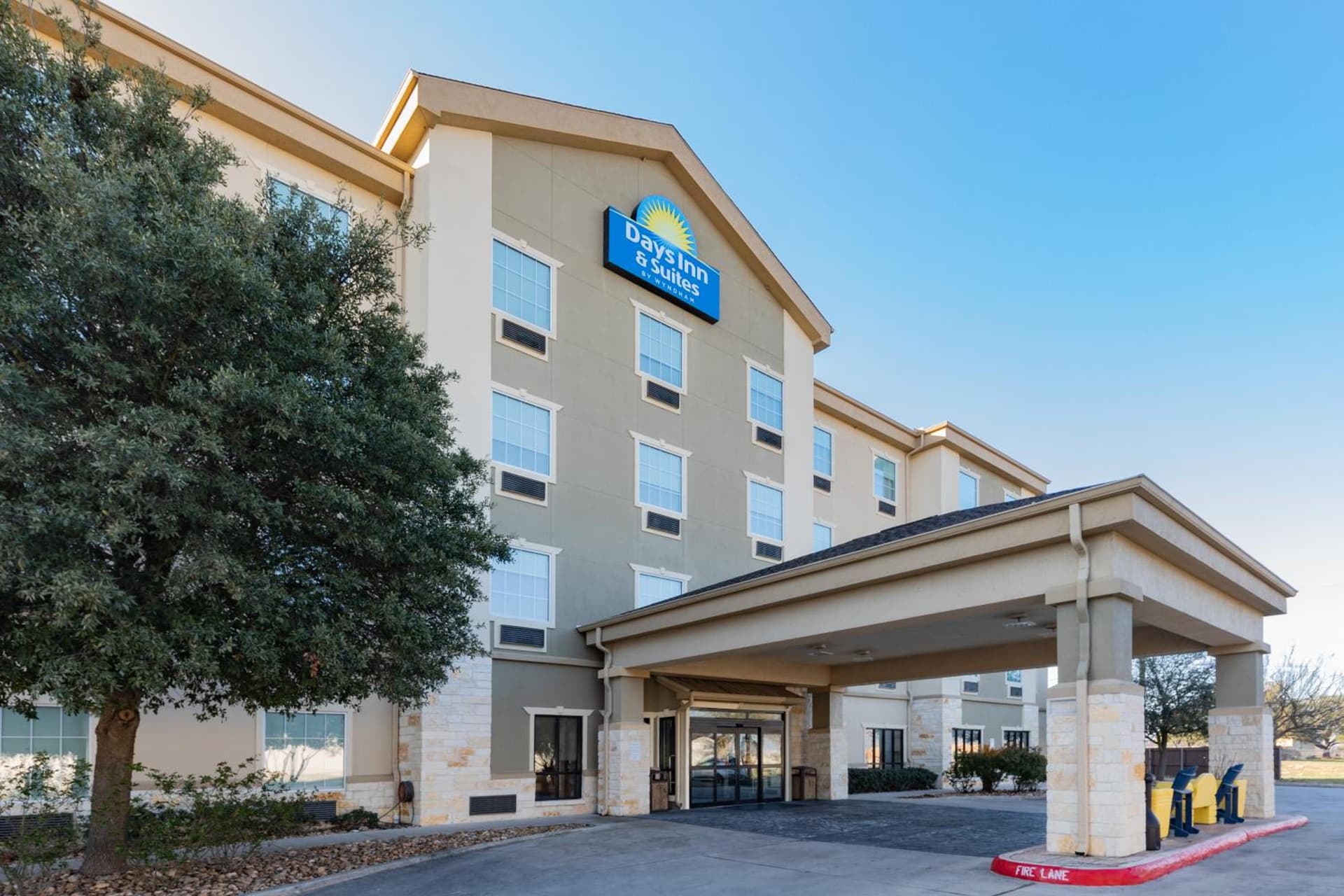 Days Inn & Suites by Wyndham San Antonio near Frost Bank Center gallery photo in San Antonio, TX — image 52
