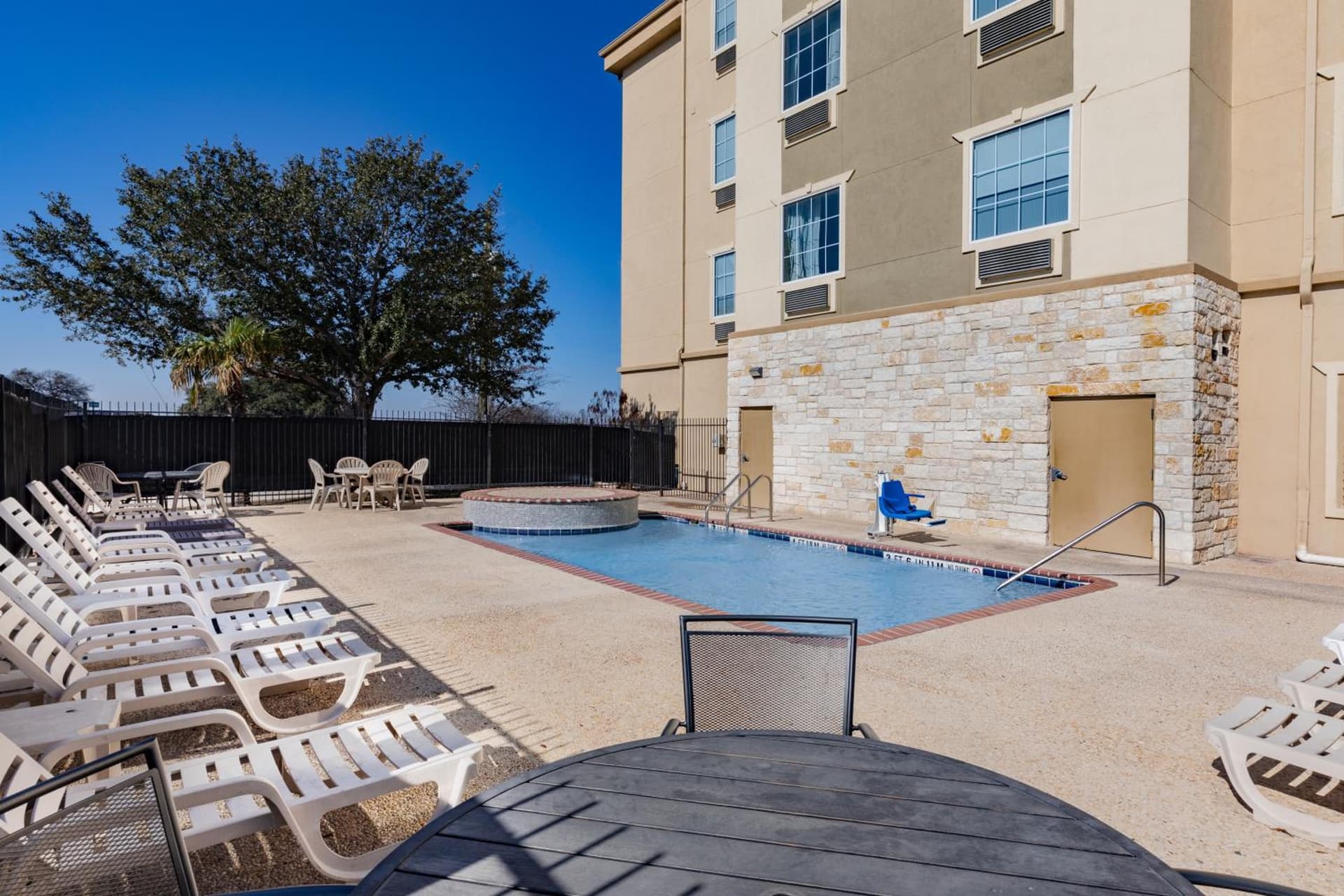 Days Inn & Suites by Wyndham San Antonio near Frost Bank Center gallery photo in San Antonio, TX — image 23