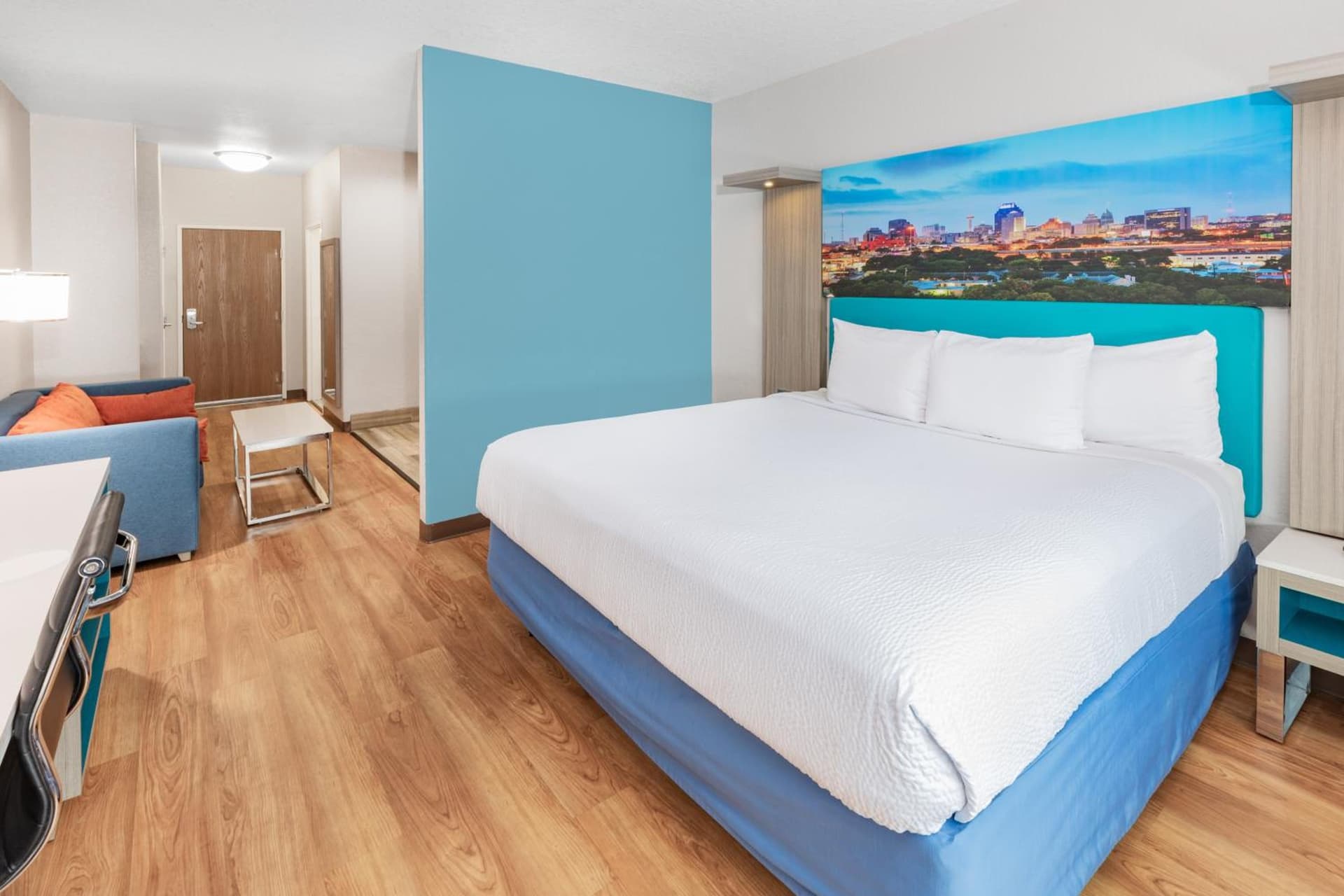 Days Inn & Suites by Wyndham San Antonio near Frost Bank Center gallery photo in San Antonio, TX — image 8