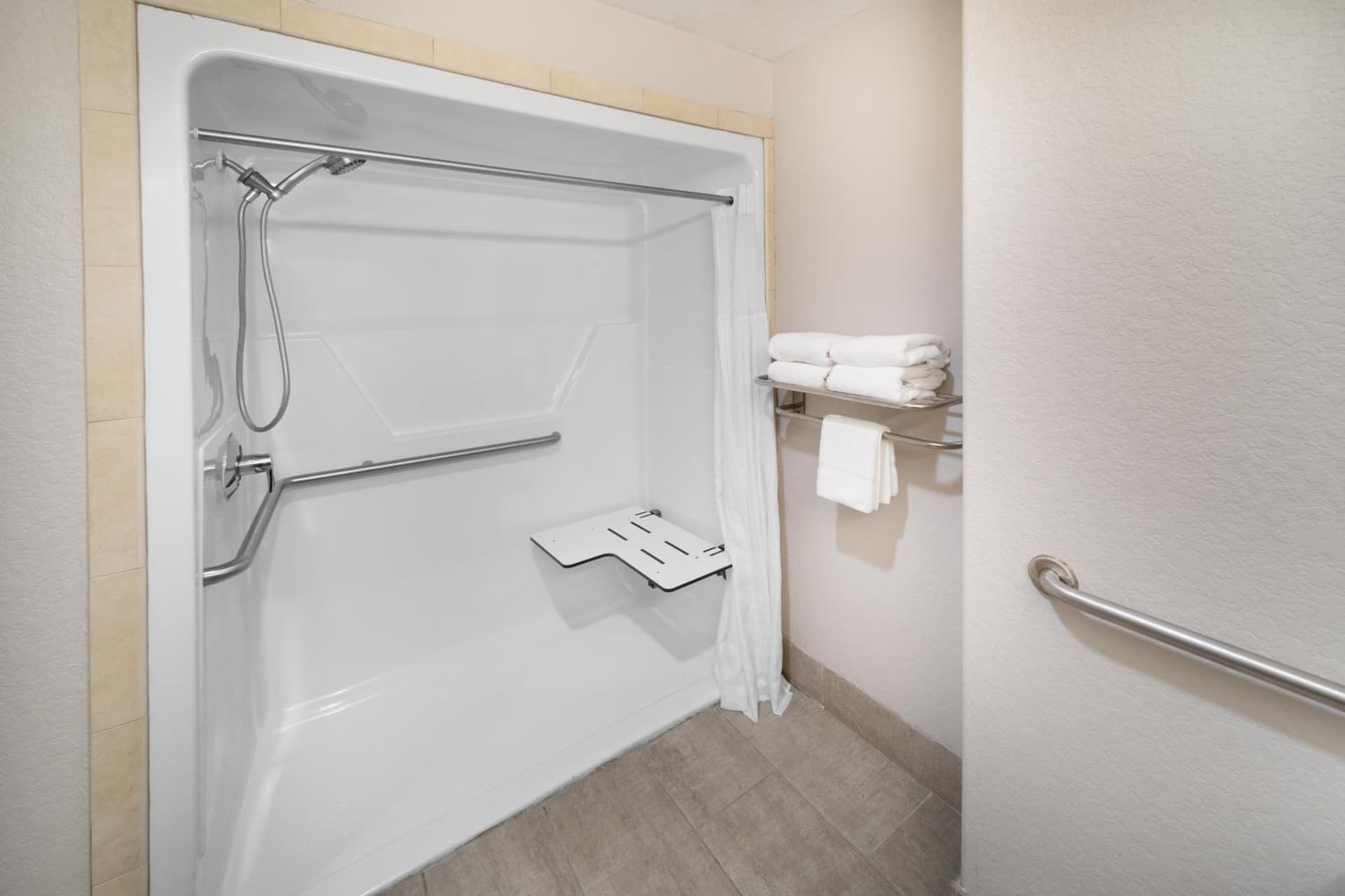 Days Inn & Suites by Wyndham San Antonio near Frost Bank Center gallery photo in San Antonio, TX — image 55