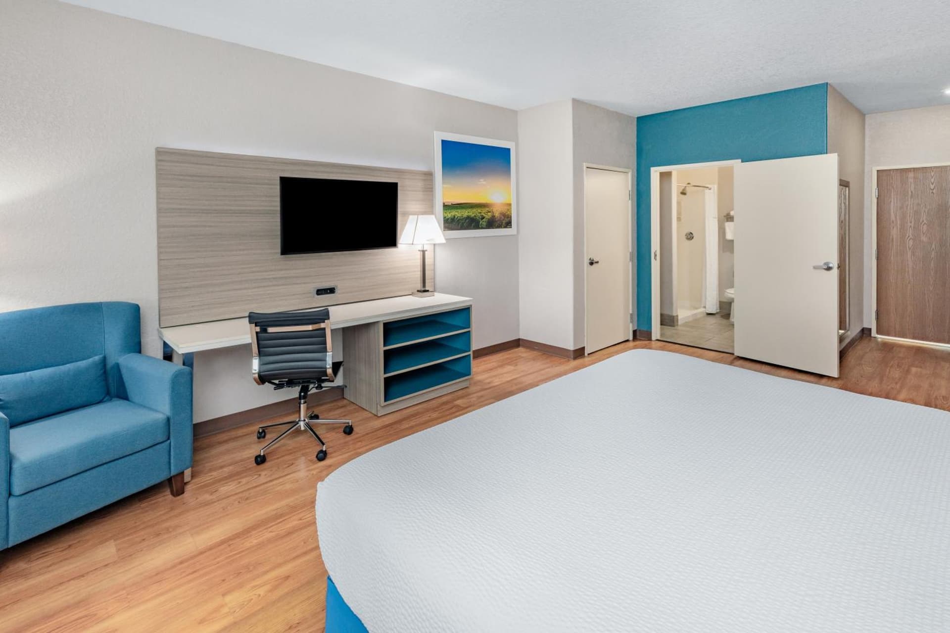Days Inn & Suites by Wyndham San Antonio near Frost Bank Center gallery photo in San Antonio, TX — image 47
