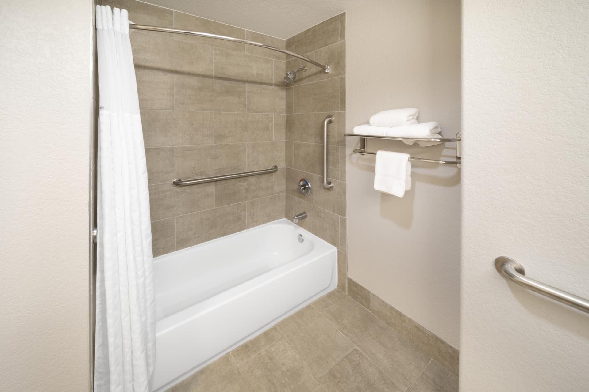 Days Inn & Suites by Wyndham San Antonio near Frost Bank Center gallery photo in San Antonio, TX — image 6