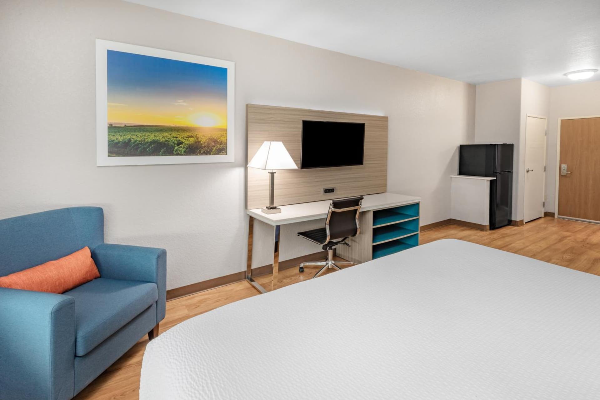 Days Inn & Suites by Wyndham San Antonio near Frost Bank Center gallery photo in San Antonio, TX — image 4