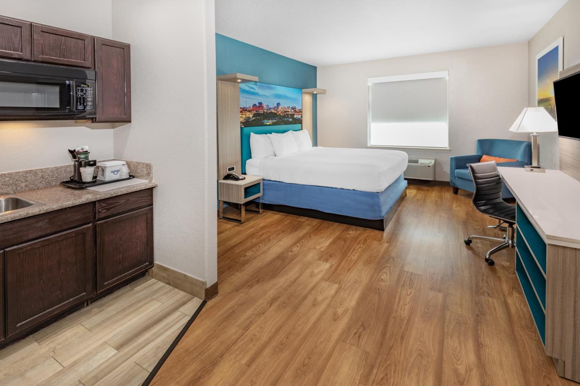 Days Inn & Suites by Wyndham San Antonio near Frost Bank Center gallery photo in San Antonio, TX — image 20