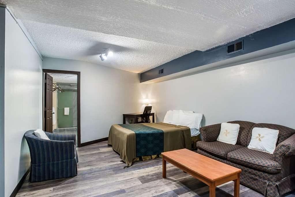 Red Carpet Inn & Suites NJ-73 interior in Hammonton, NJ — gallery photo 2