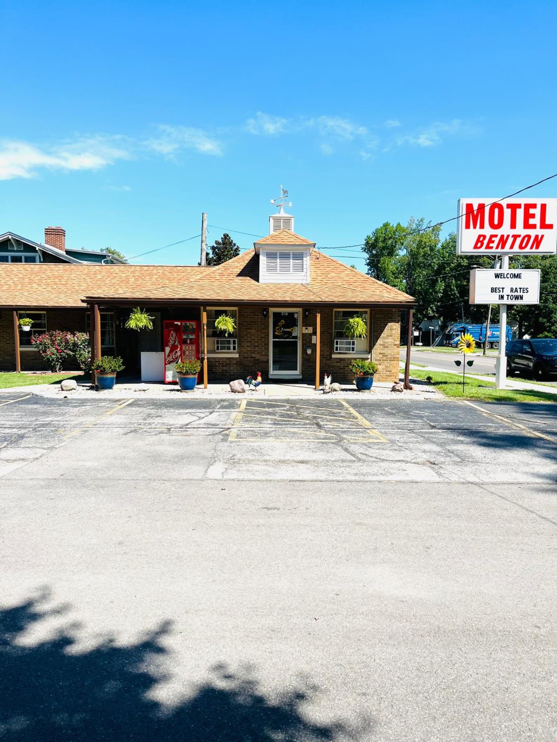 Benton Motel featured exterior or lobby in Benton, IL — similar hotel