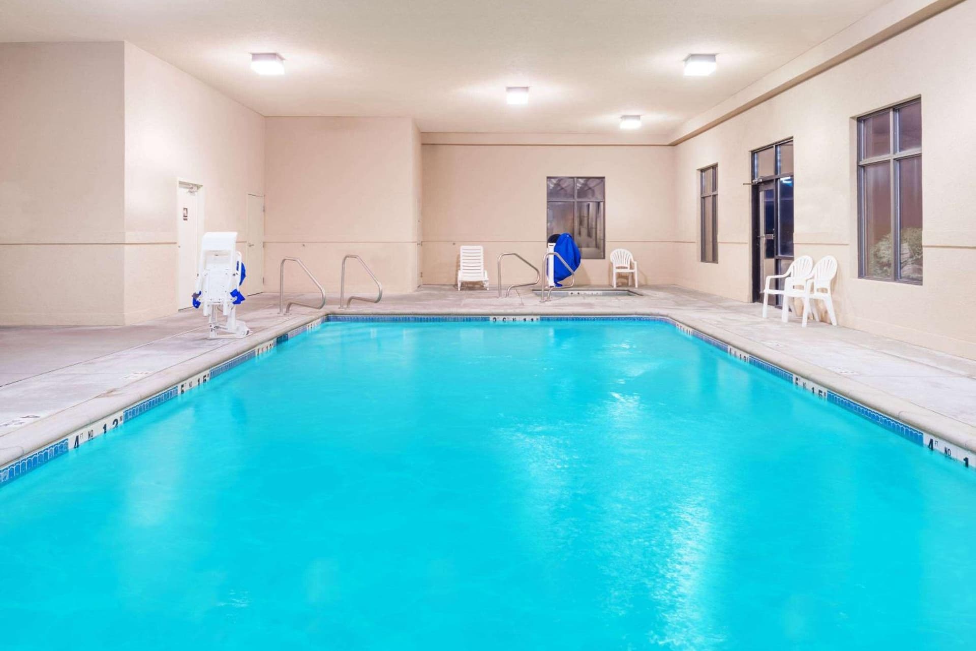 Super 8 by Wyndham Columbia East property views in Columbia, MO — gallery photo 3