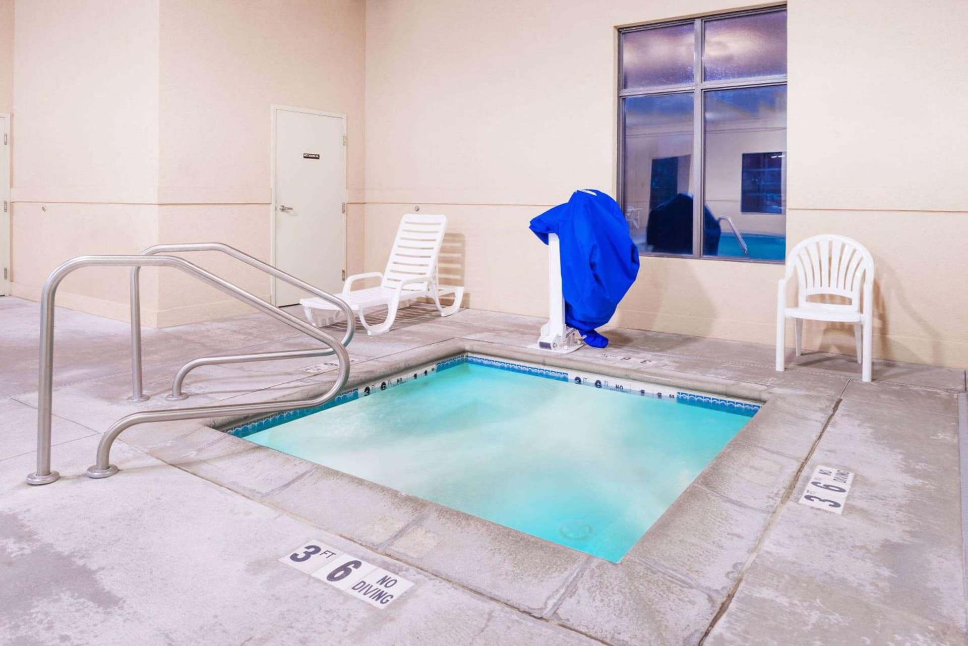 Super 8 by Wyndham Columbia East gallery photo in Columbia, MO — image 36