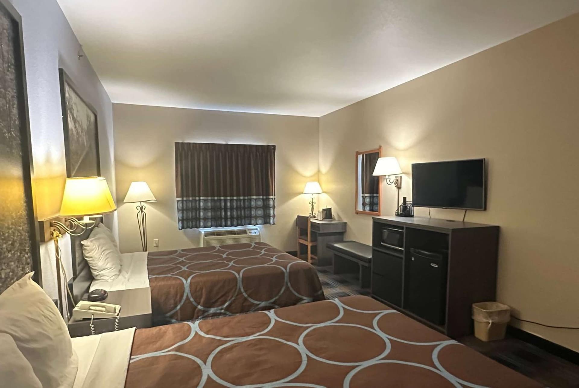 Super 8 by Wyndham Columbia East gallery photo in Columbia, MO — image 4