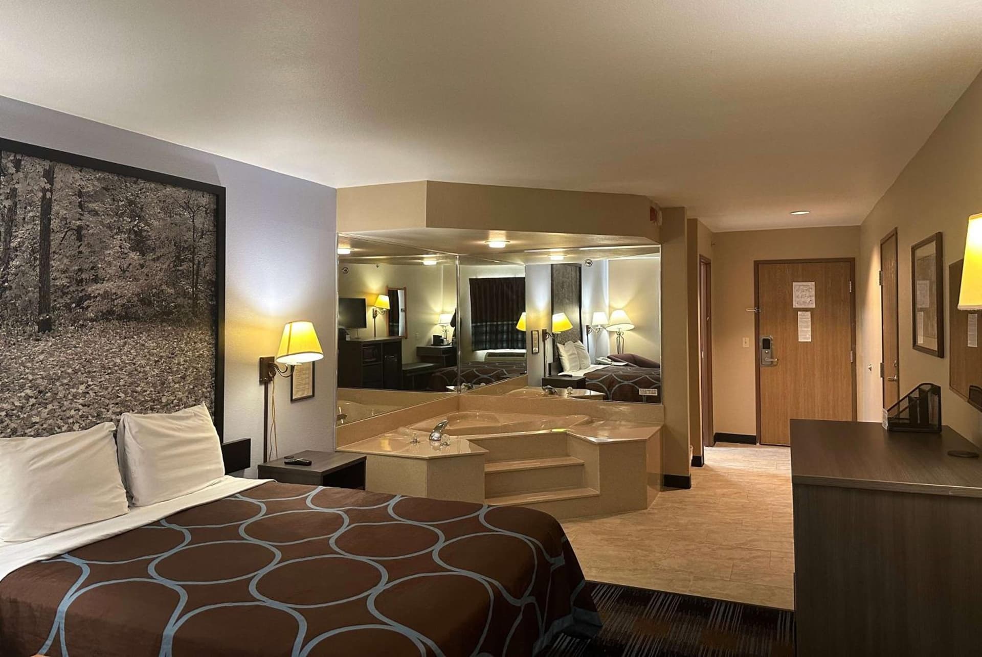 Super 8 by Wyndham Columbia East property views in Columbia, MO — gallery photo 3