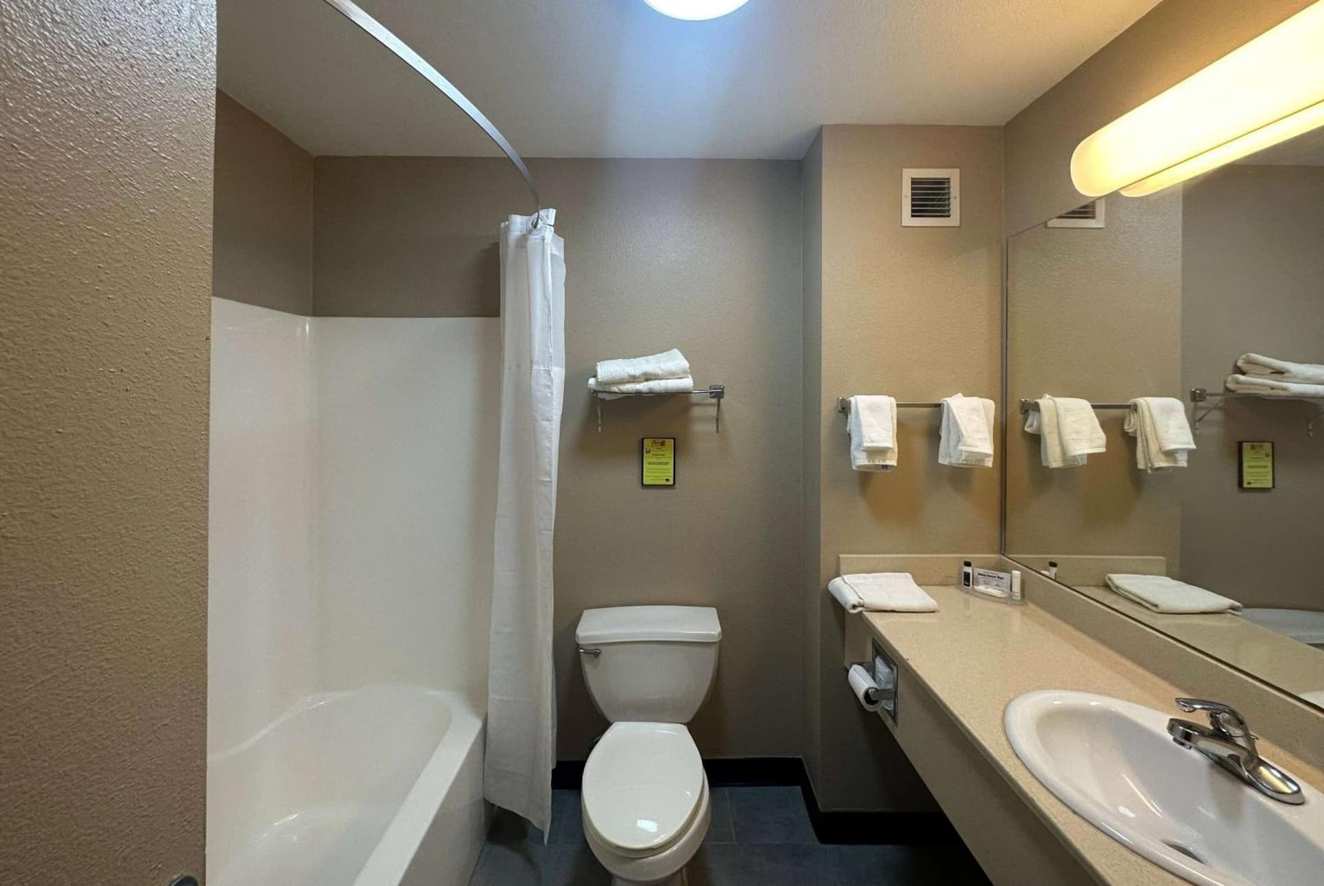 Super 8 by Wyndham Columbia East interior in Columbia, MO — gallery photo 2