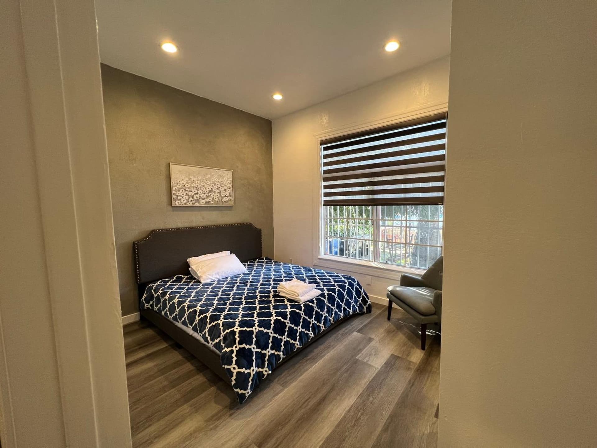 The Red Guest House in Downtown Los Angeles property views in Los Angeles, CA — gallery photo 3