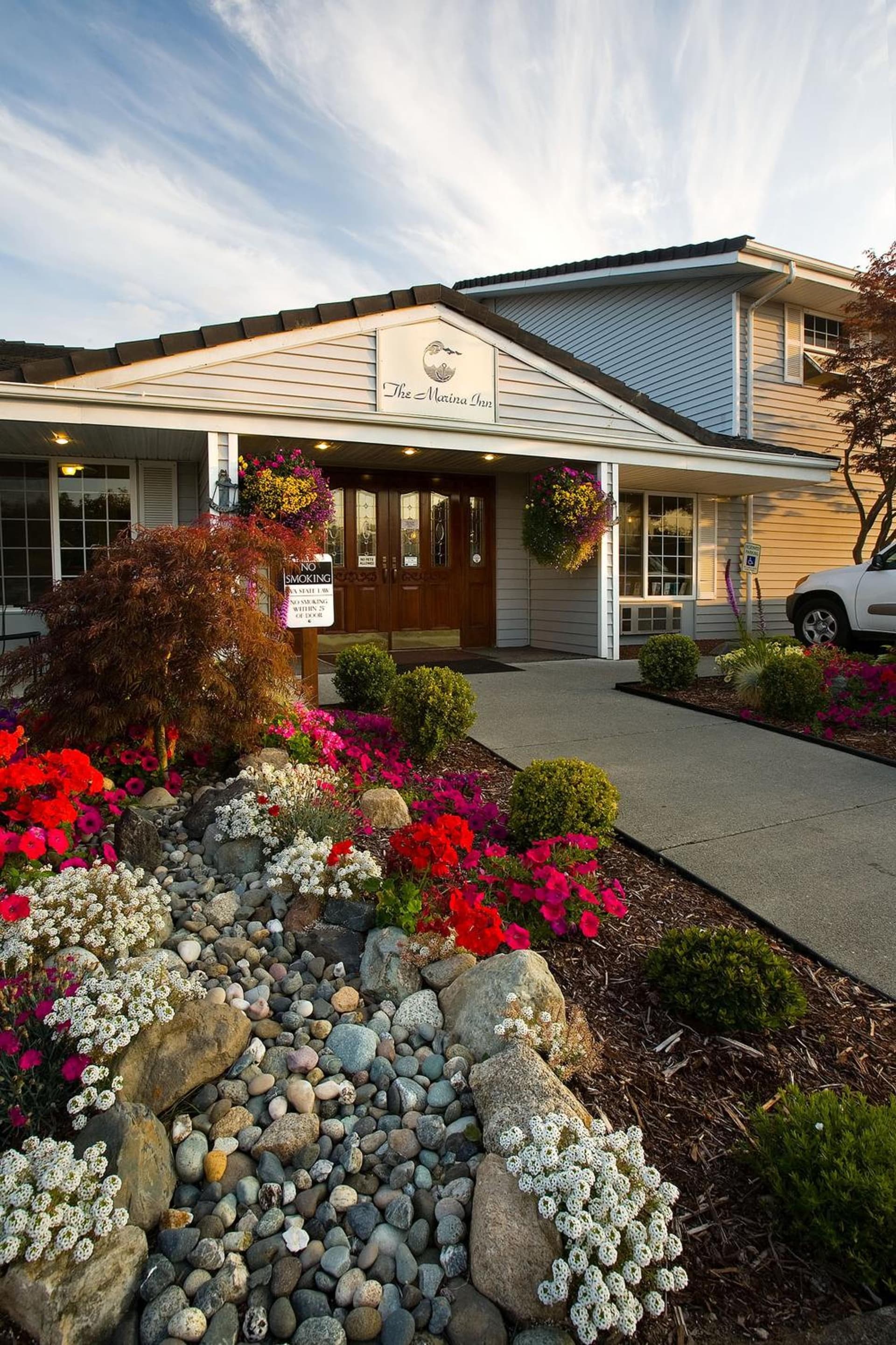 The Marina Inn featured exterior or lobby in Anacortes, WA — similar hotel
