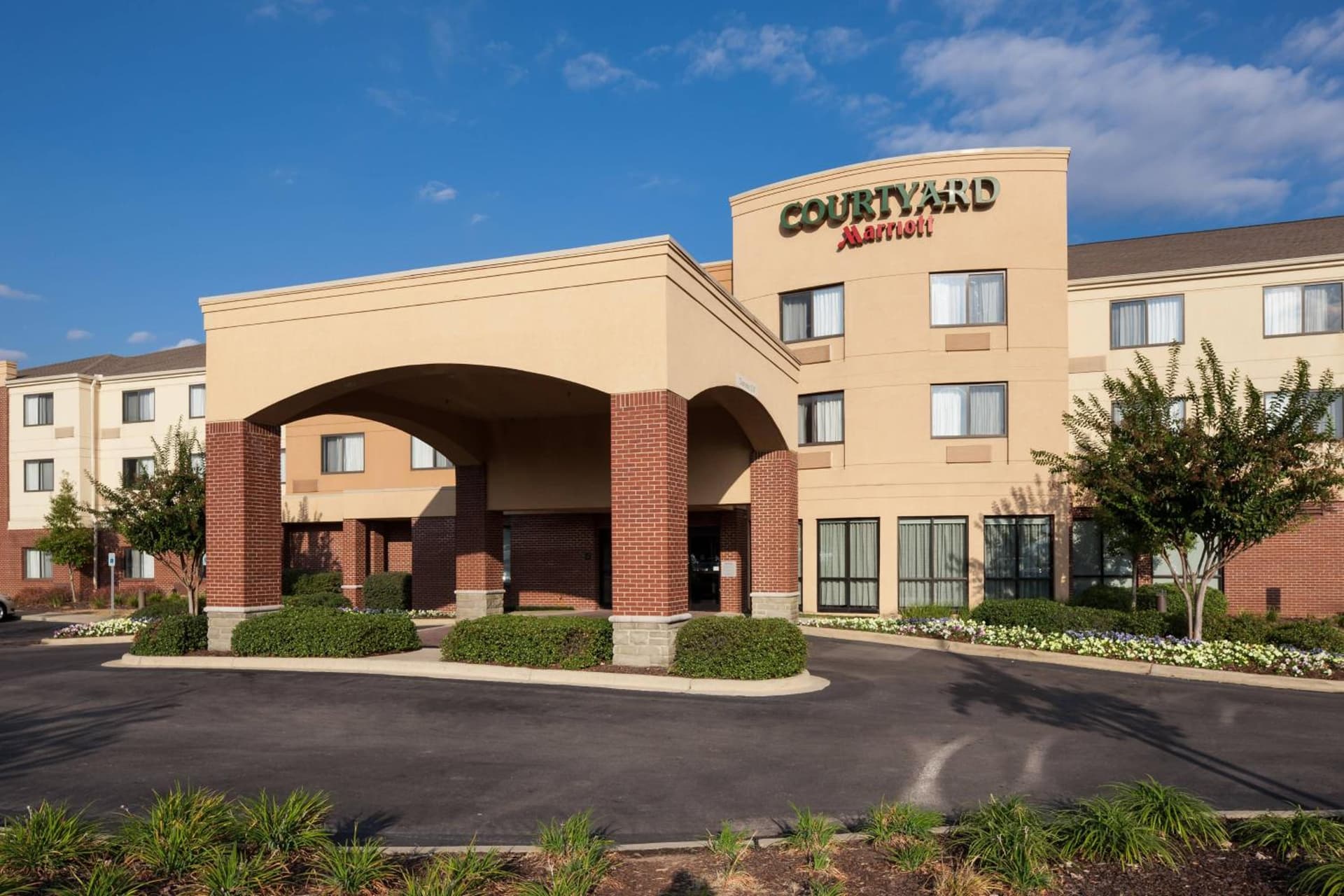 Courtyard by Marriott Birmingham Trussville interior in Trussville, AL — gallery photo 2