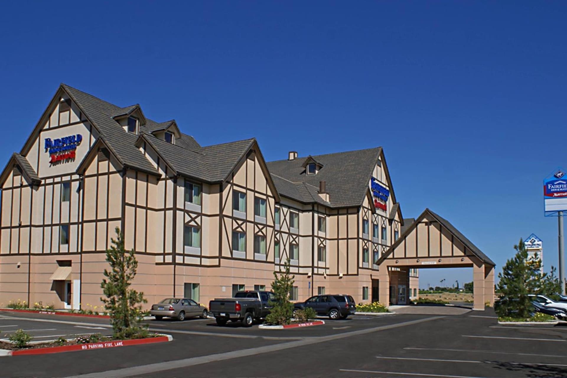 Fairfield Inn & Suites by Marriott Selma Kingsburg interior in Kingsburg, CA — gallery photo 2