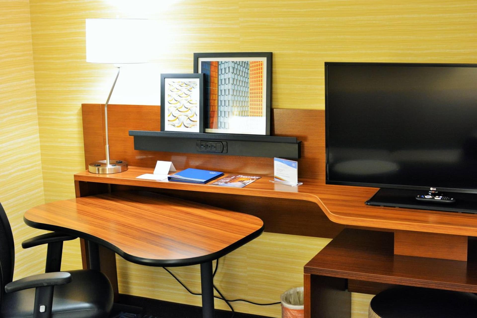 Fairfield Inn & Suites by Marriott Omaha Northwest interior in Omaha, NE — gallery photo 2