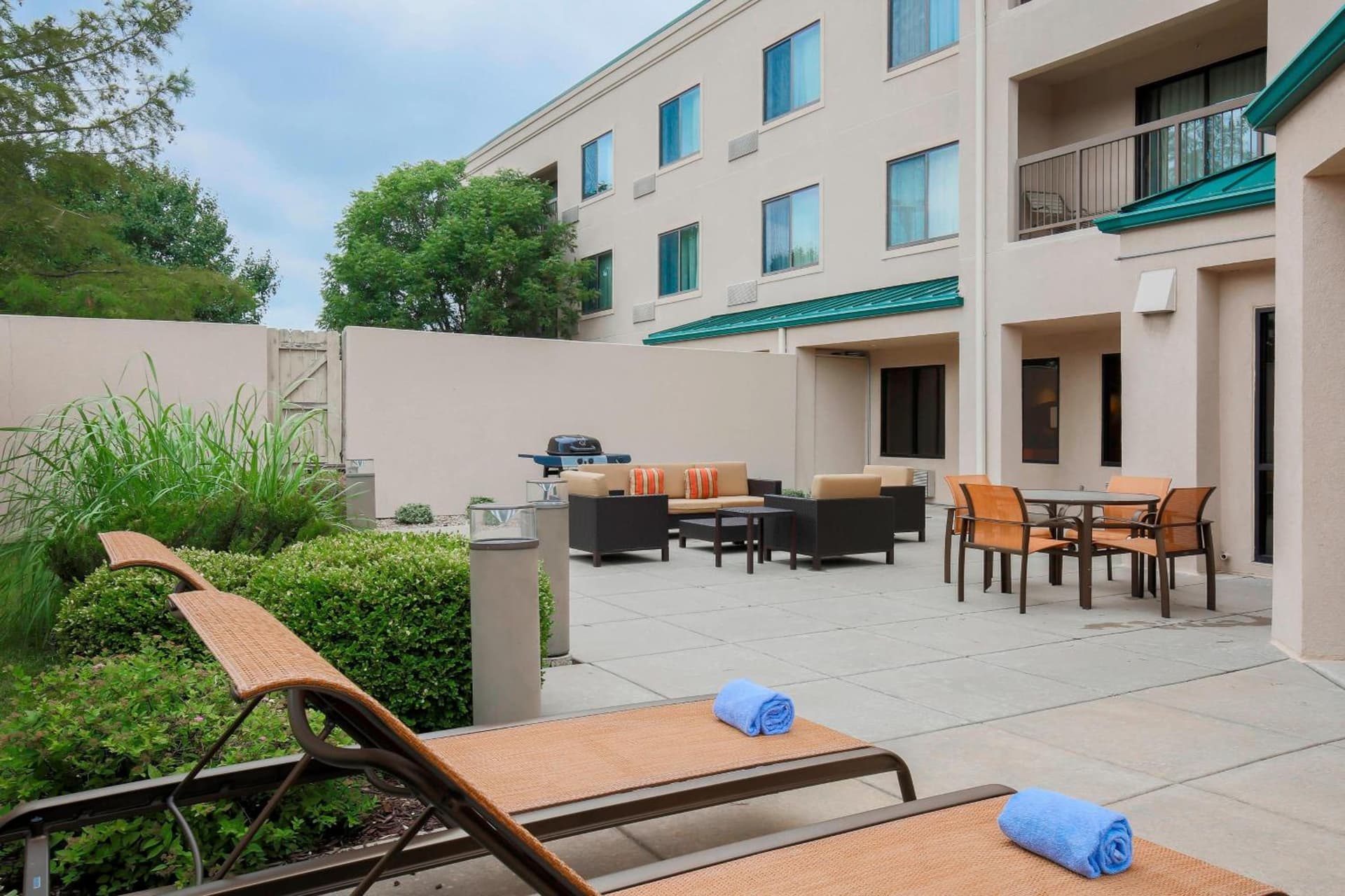 Courtyard by Marriott Topeka interior in Topeka, KS — gallery photo 2