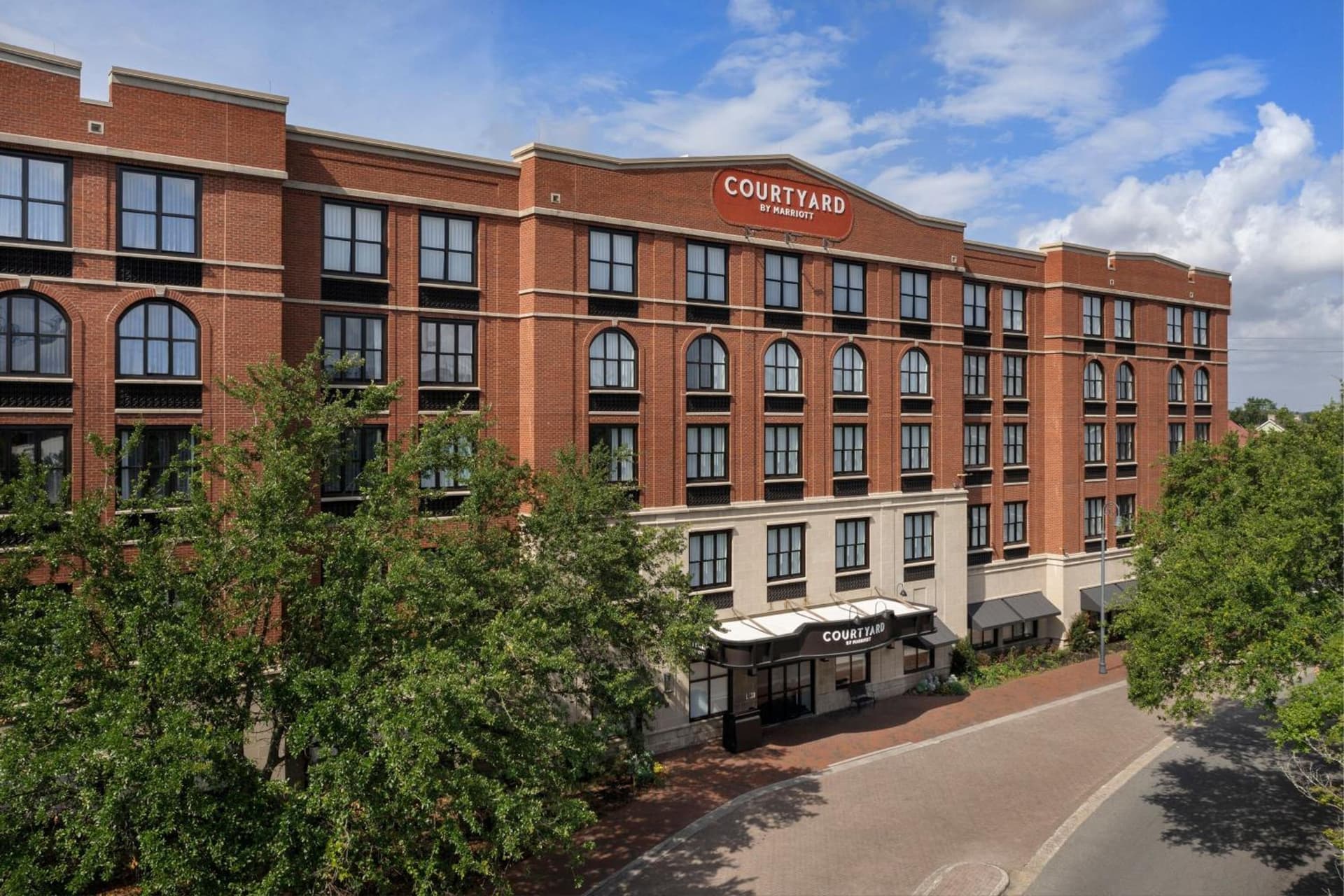 Courtyard by Marriott Savannah Downtown - Historic District interior in Savannah, GA — gallery photo 2