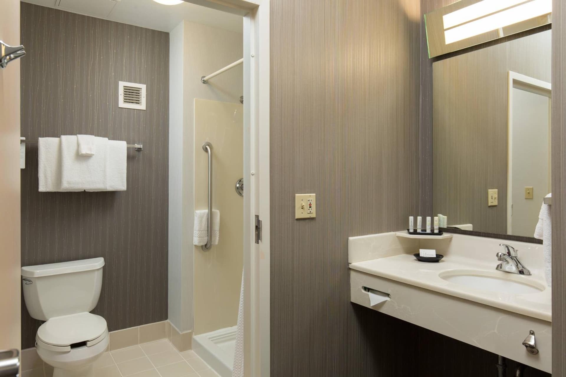 Courtyard Kansas City East/Blue Springs interior in Blue Springs, MO — gallery photo 2