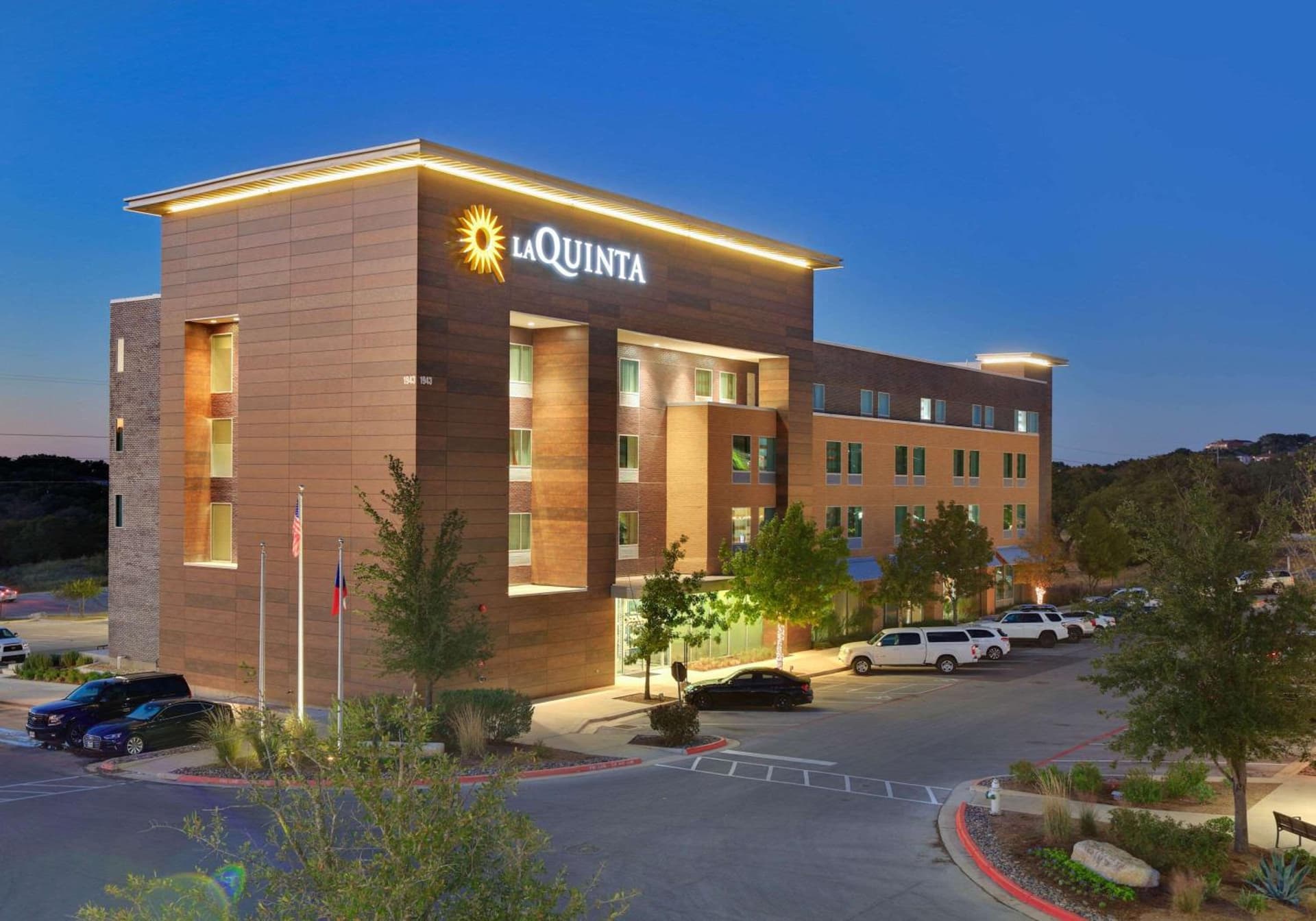 La Quinta Inn & Suites by Wyndham Lakeway interior in Lakeway, TX — gallery photo 2