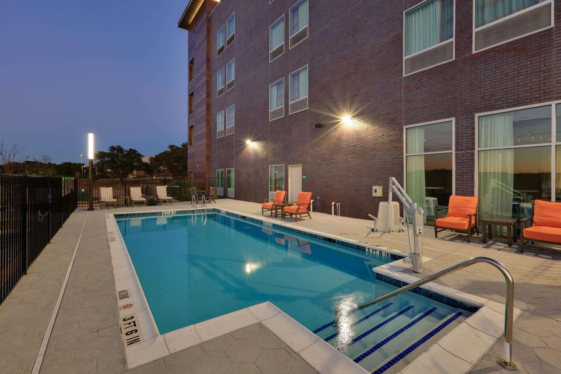 La Quinta Inn & Suites by Wyndham Lakeway gallery photo in Lakeway, TX — image 21