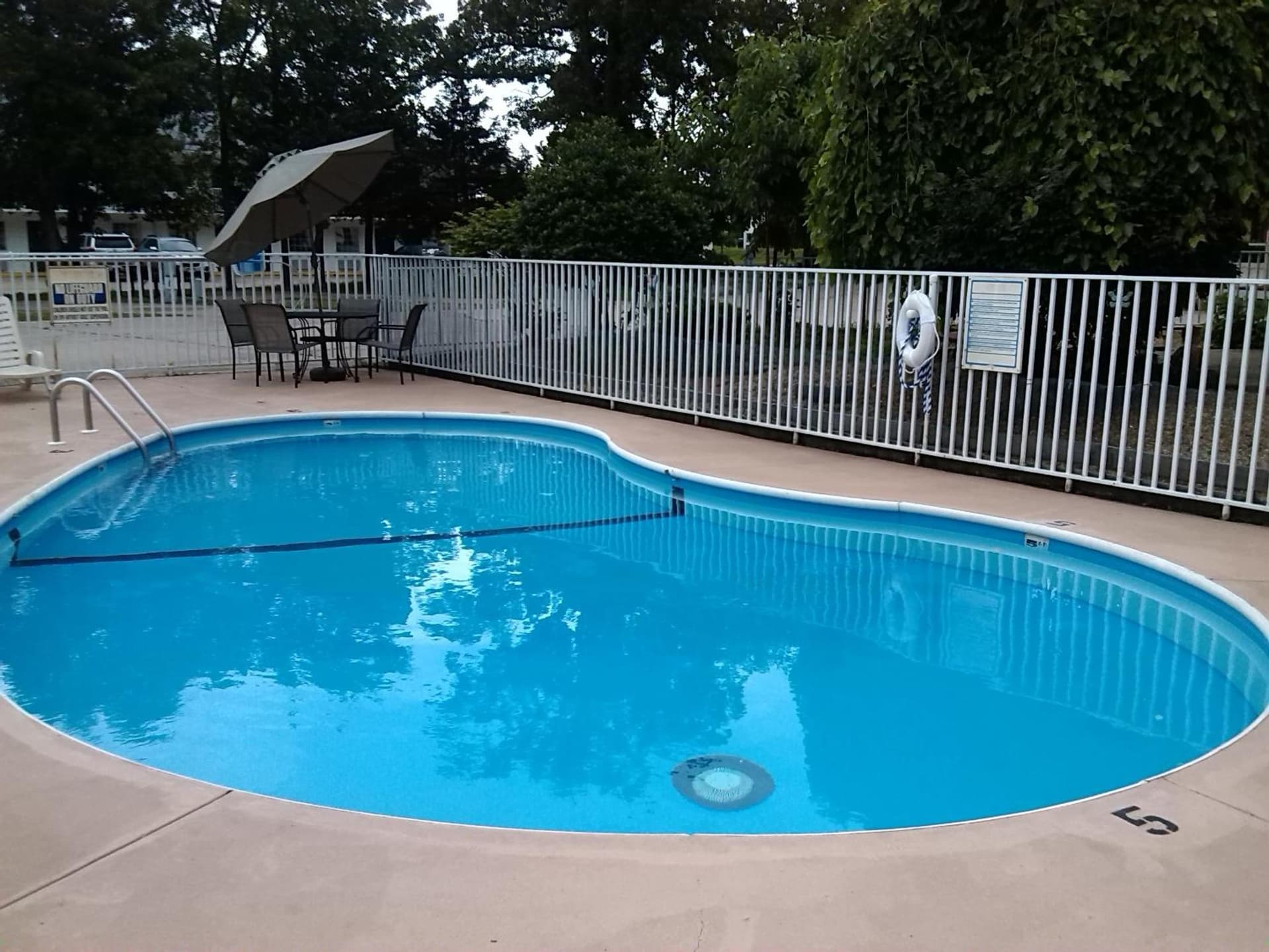 Willow Tree Inn Branson interior in Branson, MO — gallery photo 2