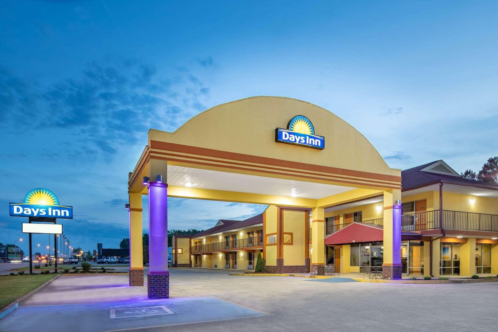 Days Inn by Wyndham Muscle Shoals featured exterior or lobby in Muscle Shoals, AL — similar hotel