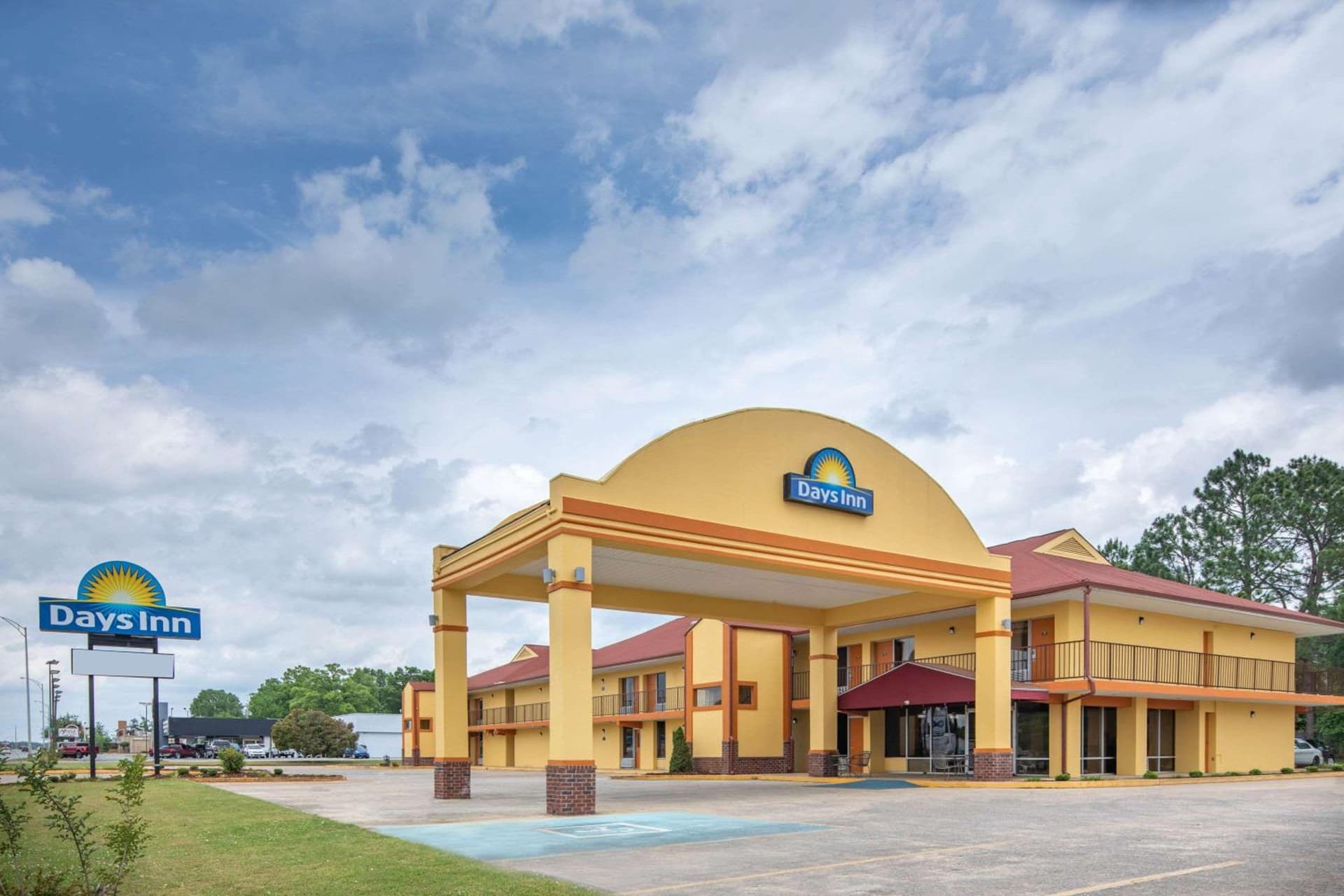 Days Inn by Wyndham Muscle Shoals interior in Muscle Shoals, AL — gallery photo 2