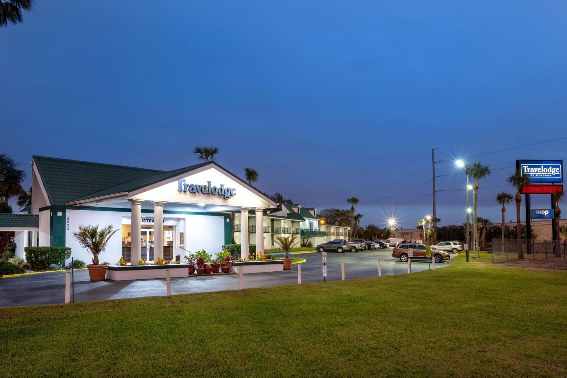 Travelodge by Wyndham Lakeland interior in Lakeland, FL — gallery photo 2